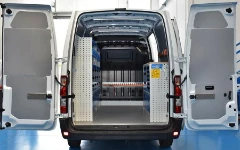 Allestimento officina mobile sul NV250 con morsa, portarotolo e tanica