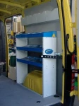 Vano di carico del NV250 con compressore fissato sul passaruota e cinghie di ancoraggio
