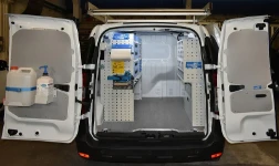 Mobile-Werkstatt-Ausbau im Dacia Dokker mit Schraubstock, Papierrollenhalter und Kanister