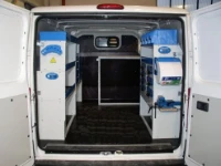 Allestimento officina mobile sul NV250 con morsa, portarotolo e tanica