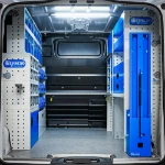 Mobile Werkstatt im Opel Vivaro mit Regalen und Schraubstockhalter