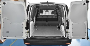 Multiplex-Bodenplatte mit Marmor-Dekor und Blechverkleidung für den Caddy