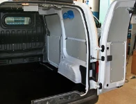Multiplex-Bodenplatte und Wandplatten aus Blech für den NV200