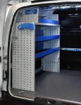 Nissan NV200 links mit Regalen ausgestattet