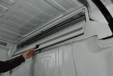 Öffnung von dem Stauraum über der Kabine