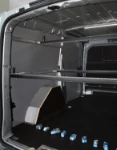 Peugeot Expert mit Wandverkleidung und gefrästen Spannstangen, linke Seite