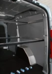 Peugeot Expert mit Wandverkleidung und gefrästen Spannstangen, rechte Seite