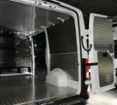 Rechte Laderaumwand des MAN TGE mit Bodenplatte und Laderaumverkleidung aus Riffelaluminium und Decke aus Aluminium