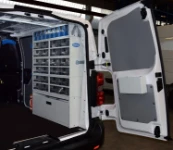 Rechte Seite der Einrichtung für Elektriker im Jumpy