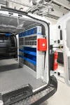 Rechte Seite des Vivaro-Ausbaus mit Regalen und transparenten Schubladen