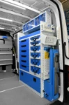Rechte Seite des VW Crafter mit Metallkoffern und Metallschubladen, Zubehör und klappbarem Schraubstockhalter