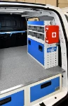 Rechte Seite mit Unterflur-Schubladenschrank und Regal für den Opel Combo