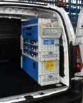 Rechte Seitenwand im Berlingo mit Kofferauszügen und Zubehör für Spraydosen und Silikonkartuschen