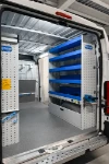 Rechte Wand des Movano L2H2 mit ausziehbarem Schraubstockhalter und Regalwannen
