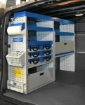 Regal an der linken Wand des Nissan NV300
