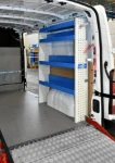 Regal an der rechten Wand des Movano mit Laderampe