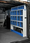 Regal an der rechten Wand des Nissan NV300