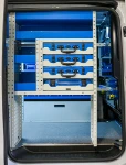 Regal an der Seitentür des Vivaro mit Koffern und Fachböden