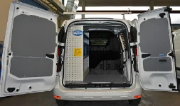 Regal auf der linken Seite im Dokker