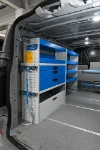 Regal des Volkswagen Transporter mit Gurten, Fachböden, Fächern und Schubladen