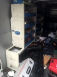 Regal im verunfallten Kleintransporter