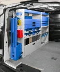 Regal linke Seite des Scudo mit Schubladen, Schraubstockhalter und Koffern