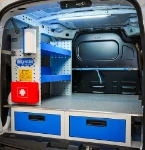Regal mit Fachböden, Erste-Hilfe-Kasten und Papierrollenhalter im Courier
