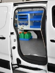 Regal mit Fachböden, Schubladen, Schraubstock und Kanistern für den Fiat Doblo