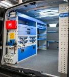 Regal mit geschlossenen Fächern, Koffern, Schubladen und Schraubstockhalter im Fiat Talento