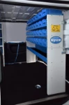 Regal mit Kunststoffbehältern im Nissan NV300