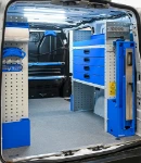 Regal mit Metallschubladen und Schraubstockhalter im Volkswagen Transporter