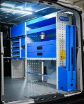Regal mit Schraubstockhalter, Gurten, Metallschubladen und Fachböden im Opel Vivaro