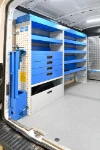 Regal mit Schubladen, Fachböden, Schraubstockhalter und Fächern für den Ford Transit