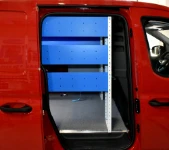 Regal von der Seitentür des Ford Transit Connect aus gesehen