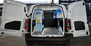 Regale an beiden Seitenwänden des ProAce City