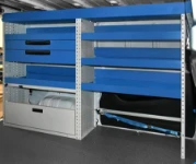 Regale an beiden Seitenwänden des Trafic