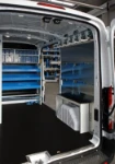 Regale, Arbeitsflächen, Zubehör in einem Kleintransporter mit Einrichtung für Internetsysteme