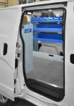 Regale im Nissan NV200, Blick durch die Seitentür