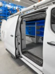 Regale im Opel Vivaro von der Seitentür aus