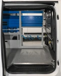 Regale im Vivaro von der Seitentür aus gesehen