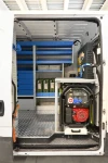 Regale mit Behältern und Generator für den Daily