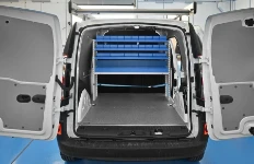 Regale, Schubladen und Polypropylenbehälter im Citan