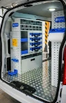 Regale, transparente Schubladen und Koffer auf der linken Seite des BYD ETP3