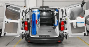 Regale und Aluminiumverkleidungen für den Opel Vivaro