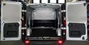 Rivestimento interno con pianale e pannellatura per NV250