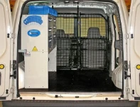 Vista posteriore Allestimento Movano con rivestimenti, accesso e scaffalatura