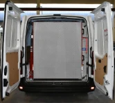 Vano di carico del NV250 con compressore fissato sul passaruota e cinghie di ancoraggio