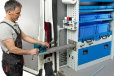 Schraubstockhalter im eingerichteten Kleintransporter