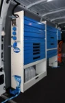 Schubladen in einem Kleintransporter für den Kundendienst an Gabelstaplern