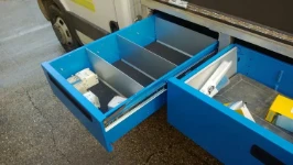 Schubladen mit Aluminium-Teiler und Slip-Matten